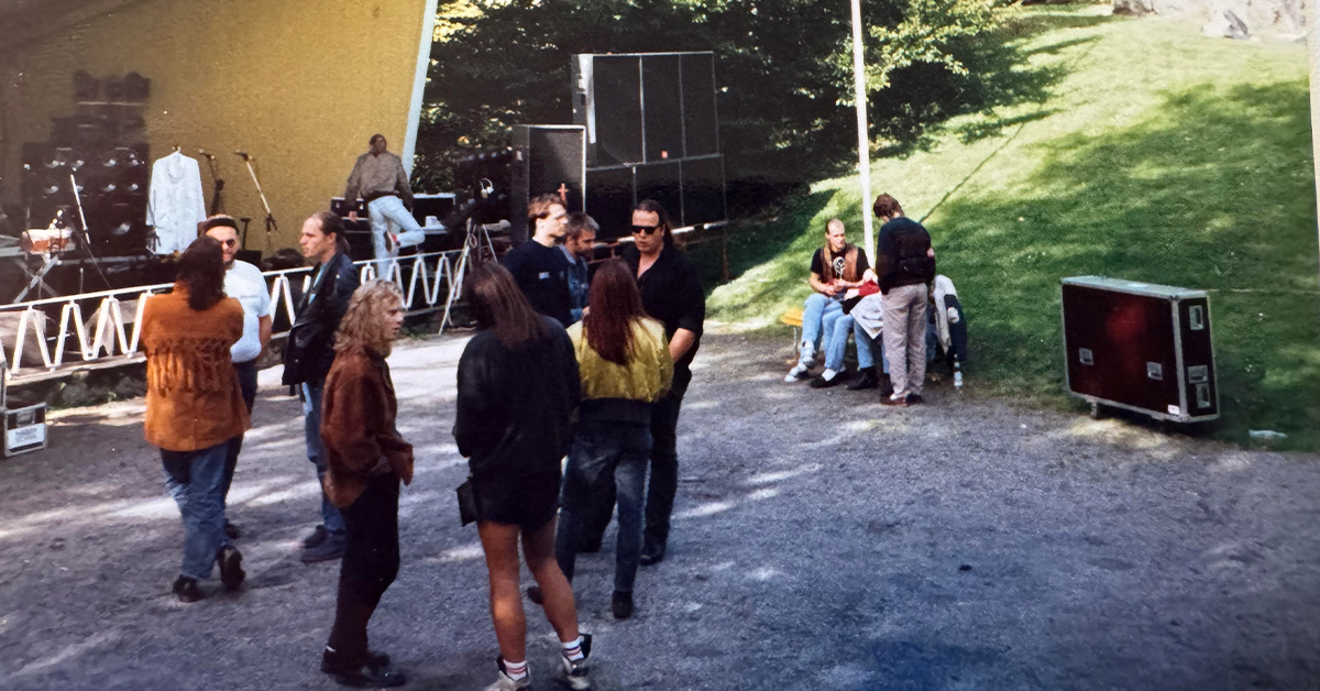Marius Müller med band gjør seg klare for konsert på scenen i byparken